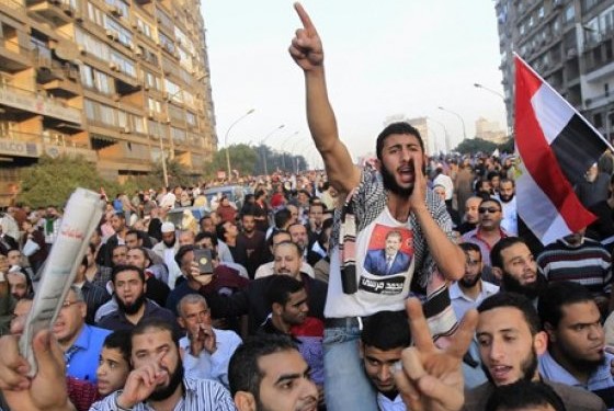 Ratusan pendukung Ikhwanul Muslimin (IM) turun ke jalan-jalan di Ankara, ibu kota Turki, dan Istanbul pada Selasa, 18 Juni 2019. Mereka berkabung atas kematian mantan Presiden Mesir, Mohamed Morsi, dan sejumlah pengunjuk rasa meneriakkan slogan-slogan yang menyalahkan pihak berwenang di Kairo atas kematiannya.