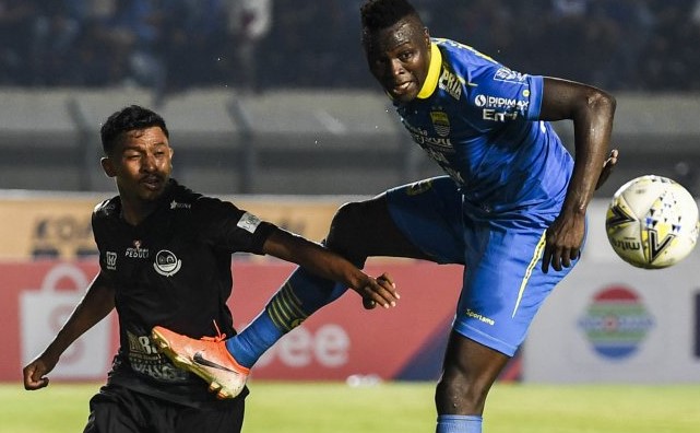 Pemain Persib Bandung Ezechiel Ndouasel (kanan) berebut bola dengan pemain Tira Persikabo M Rifad Marasabessy (kedua kanan) dan Khurshed Beknazarov (ketiga kanan) saat pertandingan Sepak Bola Liga 1 2019 di Stadion Si Jalak Harupat, Kabupaten Bandung, Jawa Barat, Selasa, 18 Juni 2019. (Foto: Ant)