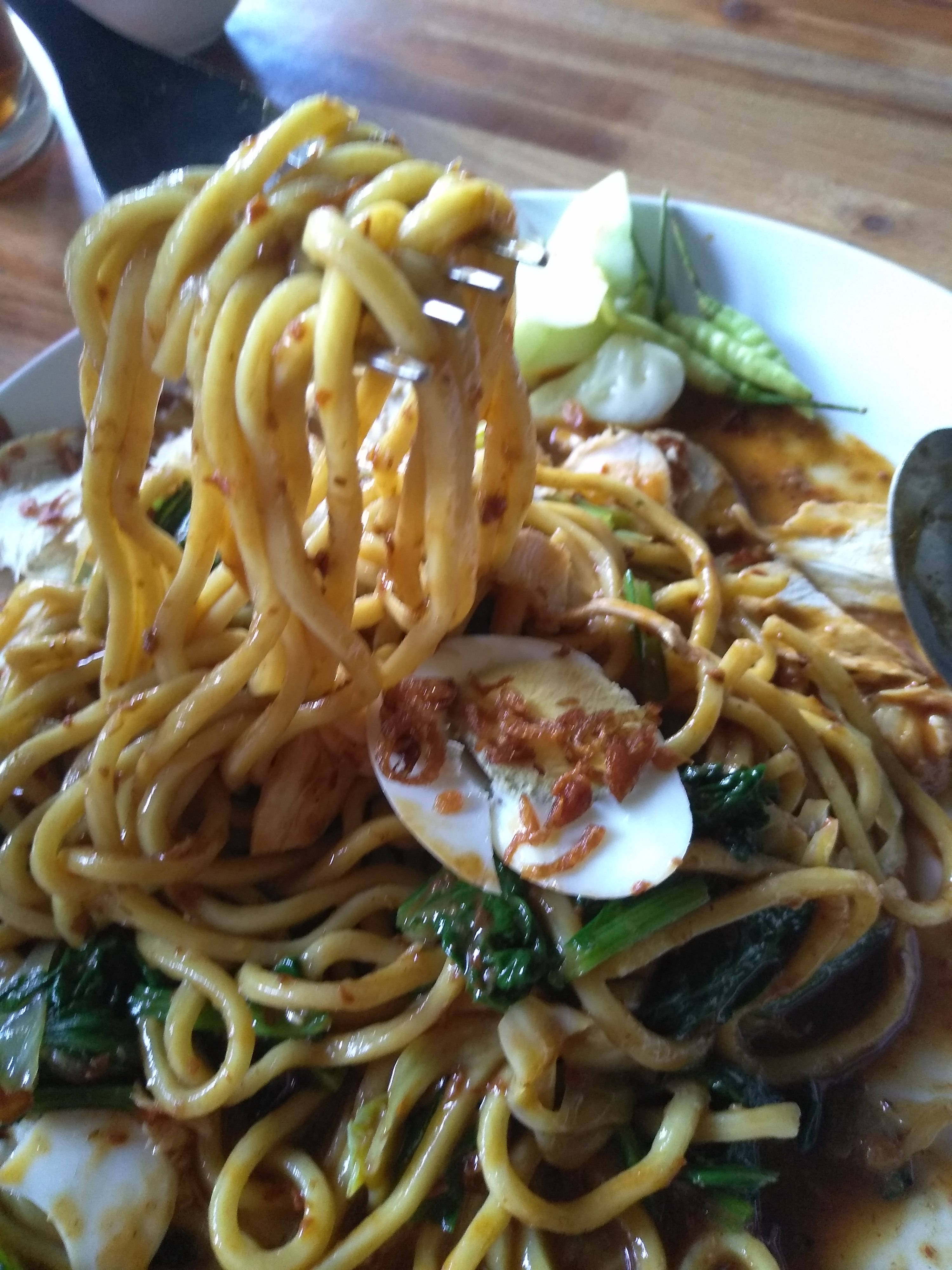 Bakmi Jawa menggoda selera. Jangan lihat kalau tidak lapar ya. (Foto:WidiKamidi/ngopibareng.id)