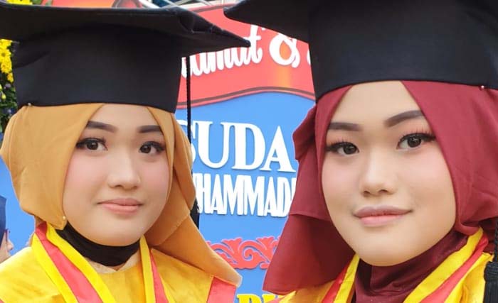 Si Kembar Al Uyuna Galuh Cintania dan Al Uyuna Galuh Cantika, saat wisuda SMP Muhammadiyah 1 Sidoarjo. (Foto/Ano)