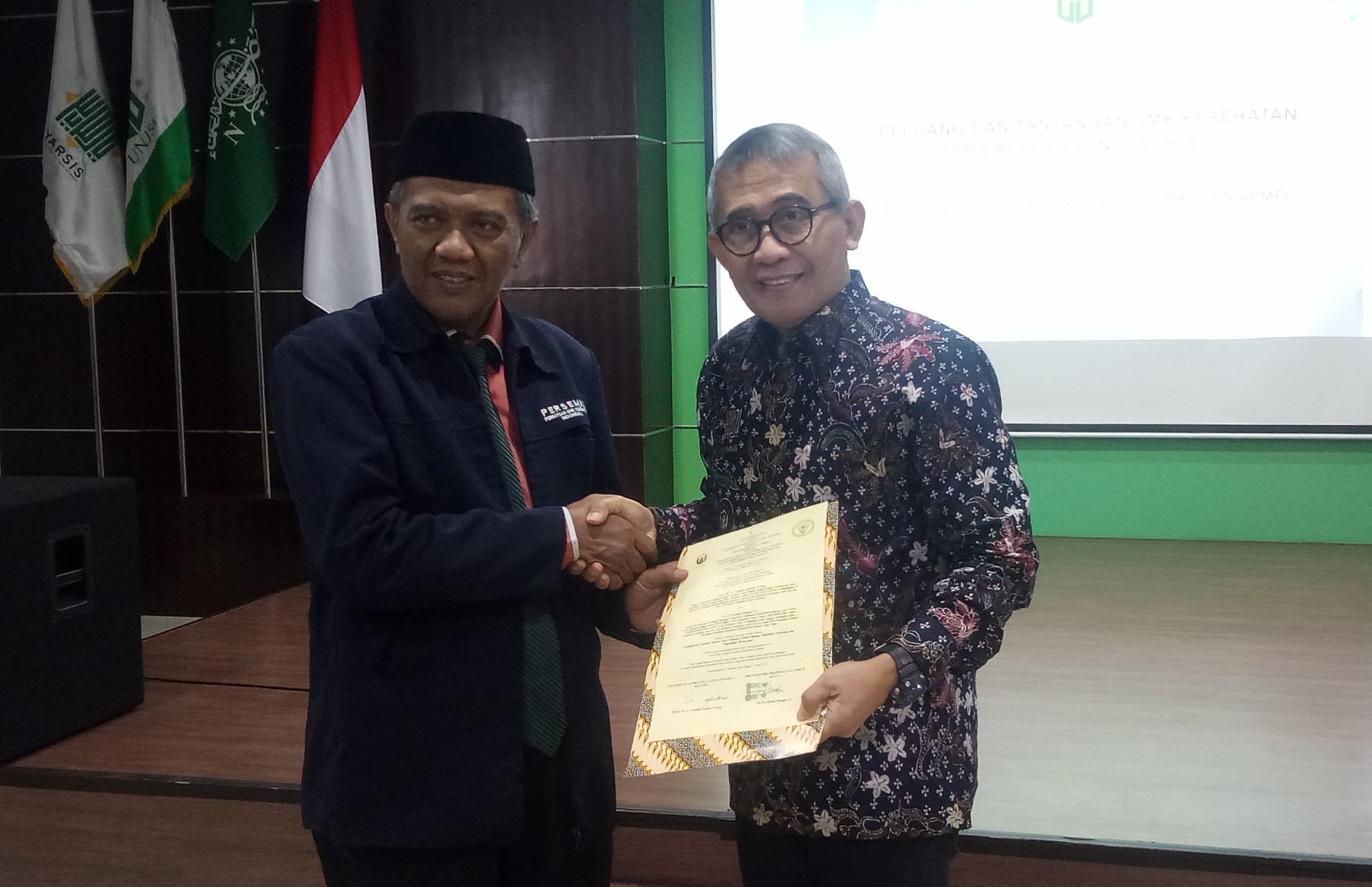 ketua Persemki Jawa Timur, Drs. Fatchul Djinan,CH (kiri)  dan Prof. Dr. Ir. Achmad Jazidie,M.Eng (kanan) saat penandatanganan MoU di Kafe Faston Unusa Jemursari, Rabu, 19 Juni 2019. (Foto: Pita/ngopibareng.id)