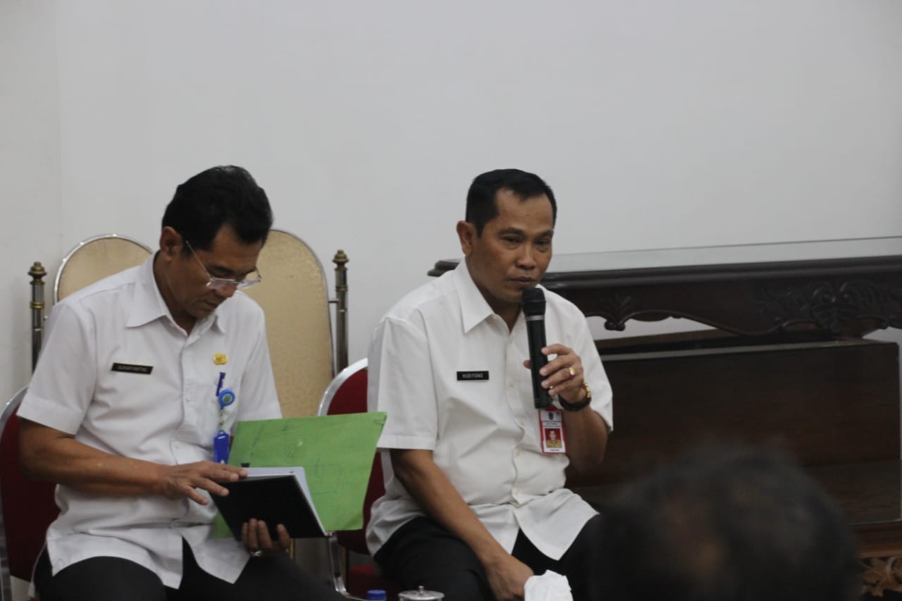 Plt Kepala Dinas Pendidikan, Hudiono saat menerima perwakilan pengunjuk rasa di Gedung Grahadi. (Foto: Faiq/ngopibareng)