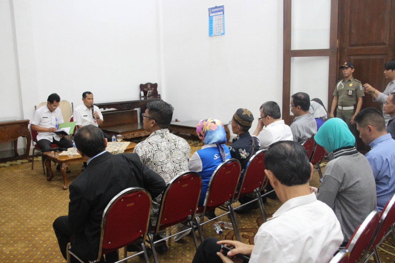 Plt Kepala Dinas Pendidikan, Hudiono saat menerima perwakilan pengunjuk rasa di Gedung Grahadi. (Foto: Faiq/ngopibareng)