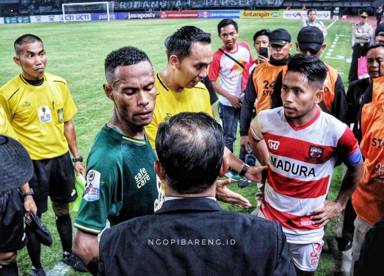 Laga Persebaya harus diakhiri lebih cepat setelah masuknya sejumlah Bonek ke lapangan. (Foto: Haris/ngopibareng.id)