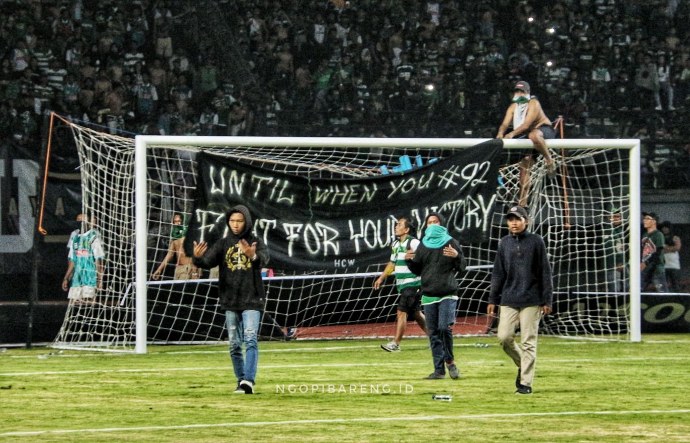 Bonek lakukan protes karena Persebaya kembali menelan hasil seri, saat menghadapi Madura United, Rabu 19 Juni 2019. (Foto: Haris/ngopibareng.id)