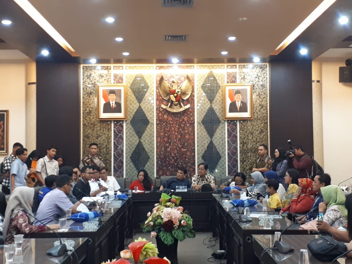 Suasana audensi walimurid dan anggota DPRD fraksi PDIP. (Foto: Alief/ngopibareng.id)