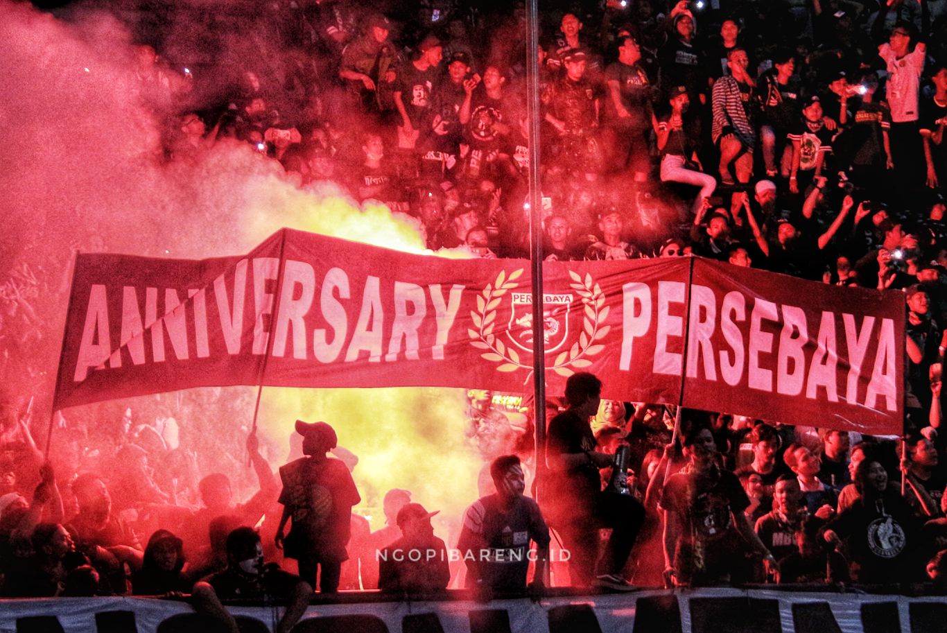 Aksi Bonek di pertandingan Persebaya vs Madura United. (foto: Haris/ngopibareng.id)