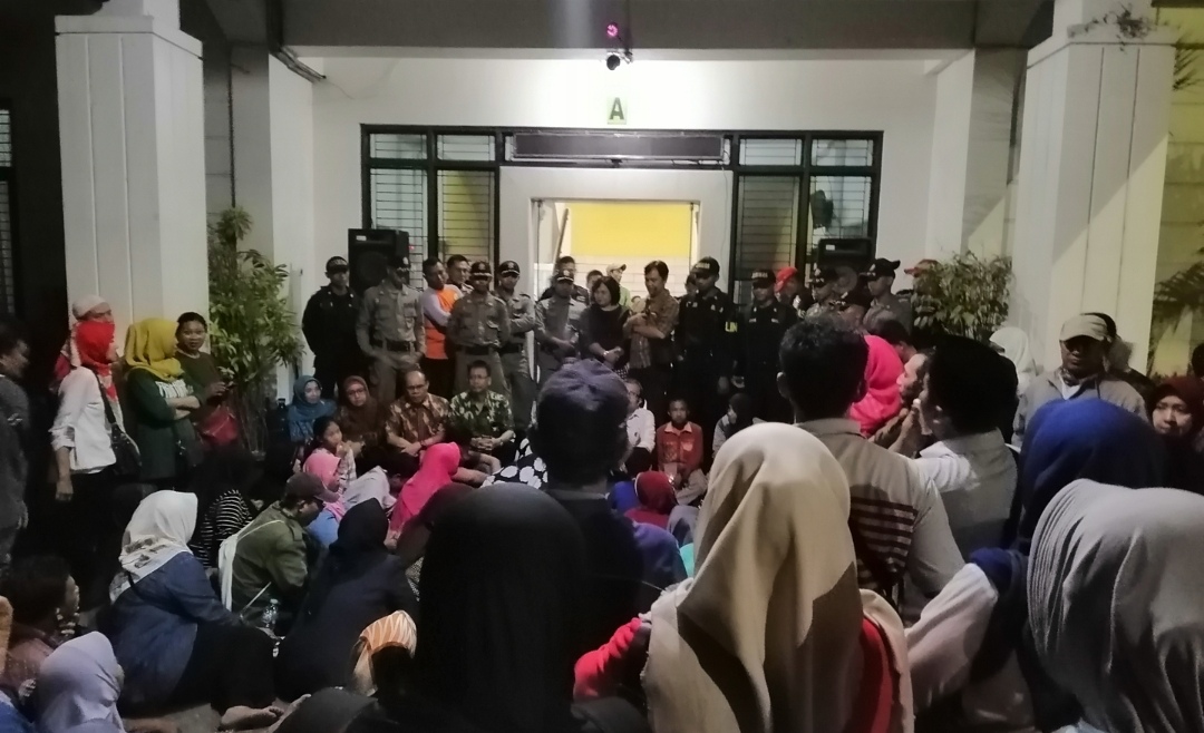 Dialog alot wali murid dengan Dinas Pendidikan Kota Surabaya, Rabu 19 Juni 2019 malam. (Foto: Farid/ngopibareng.id) 