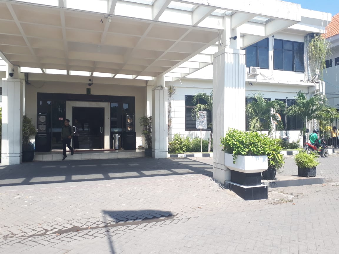 Suasana Kantor Dinas Pendidikan Kota Surabaya yang masih sepi. (Foto: Alief/ngopibareng.id)