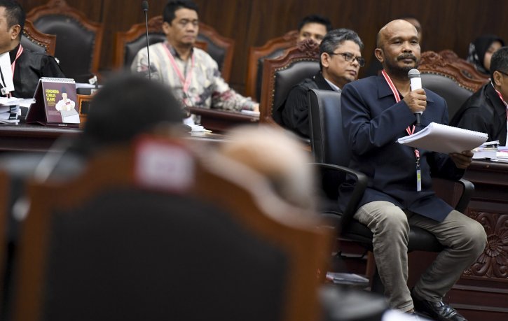  Saksi dari pihak pemohon Idham Amiruddin (kanan) memberikan keterangan saat sidang lanjutan Perselisihan Hasil Pemilihan Umum (PHPU) presiden dan wakil presiden di gedung Mahkamah Konstitusi, Jakarta, Rabu 19 Juni 2019. (Foto: Antara/Hafidz Mubarak)