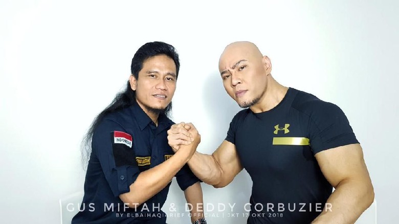 Deddy Corbuzier dan Gus Miftah.