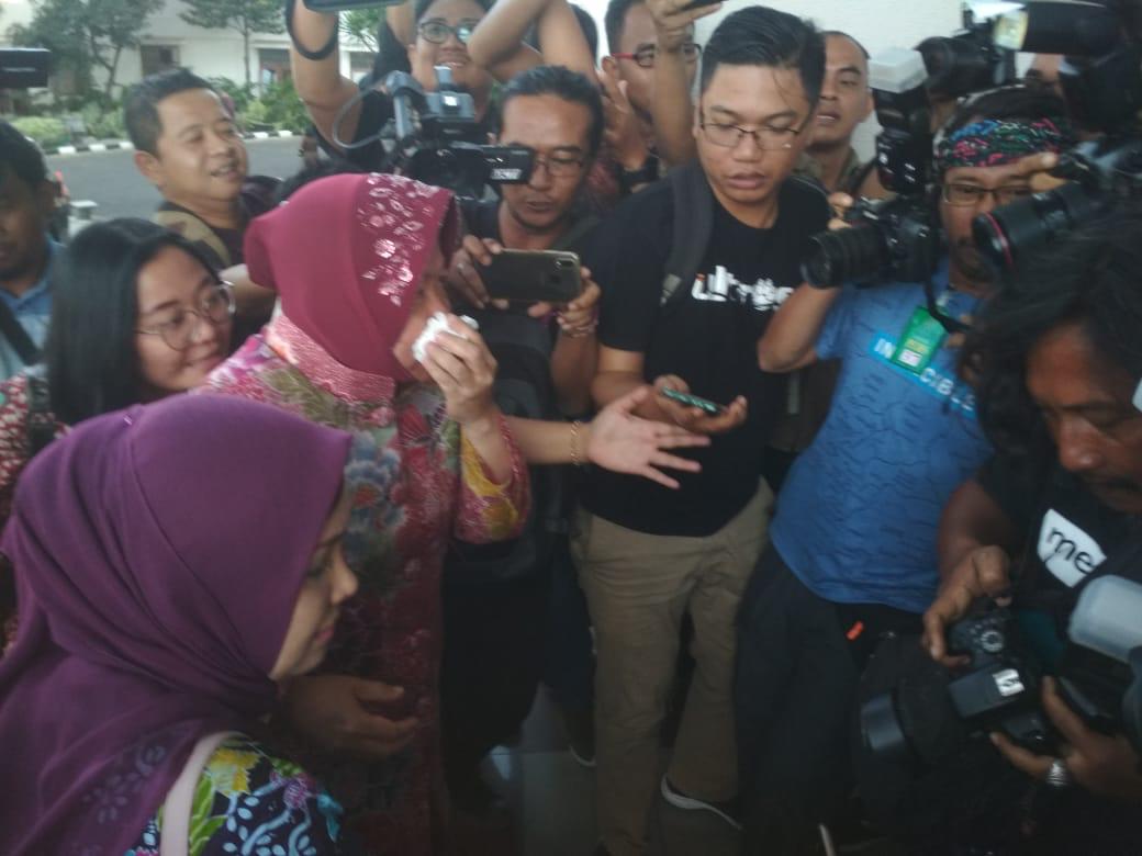 Wali Kota Surabaya Tri Rismaharini saat tiba di Gedung Kejaksaan Tinggi Jawa Timur. Risma diperiksa sebagai saksi dalam kasus dugaan korupsi Yayasan Kas Pembangunan. (Foto: Faiq/ngopibareng.id)