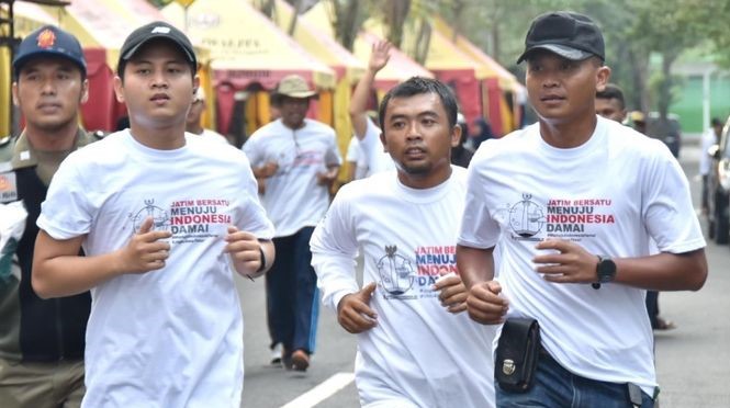 Bupati Trenggalek Nu Arifin (kiri) saat berolahraga di seputaran Alun-alun Trenggalek. (Foto: istimewa)