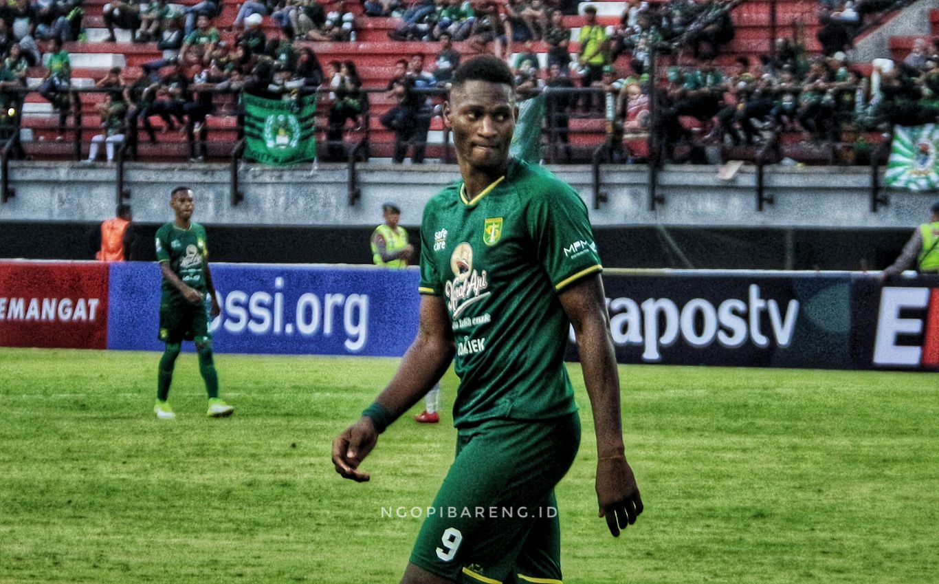 Penyerang Persebaya, Amido Balde sedang disorot karena penampilannya yang terus merosot. (Foto: Haris/ngopibareng.id)