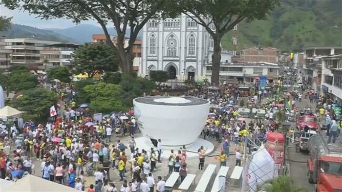 Acara ini digelar di plaza kota Chinchina, Kolombia.