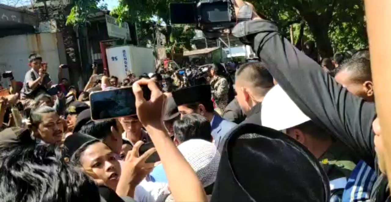 Presiden Joko WidodoJokowi menghadiri akad nikah putri dari Rais Am PBNU KH Miftachul Akhyar di area Pondok Pesantren Miftachus Sunnah, Surabaya, Kamis, 20 Juni 2019, siang. (Foto: Farid/ngopibareng.id)