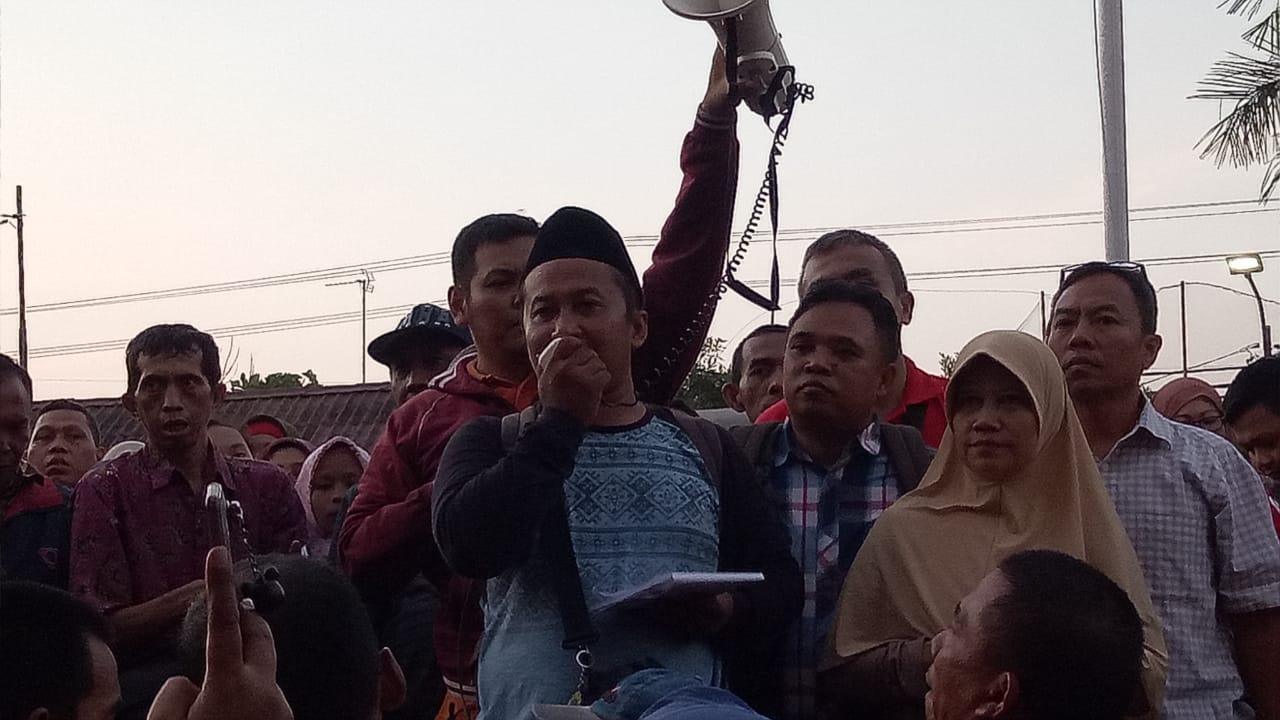 Ratusan orang tua siswa yang berunjuk rasa di luar gedung Dinas Pendidikan Surabaya. (Foto: Pita/ngopibareng.id)