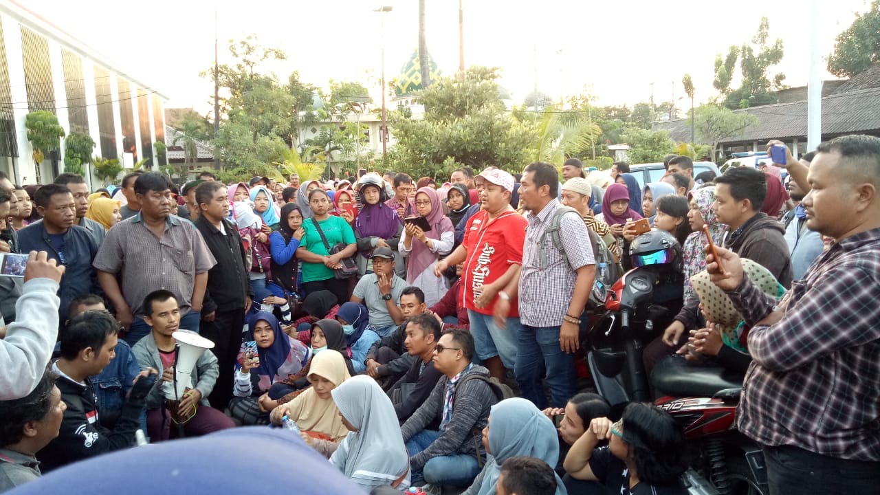 Massa wali murid yang aksi di depan Kantor Dinas Pendidikan Surabaya. (Foto: Pita/ngopibareng.id)