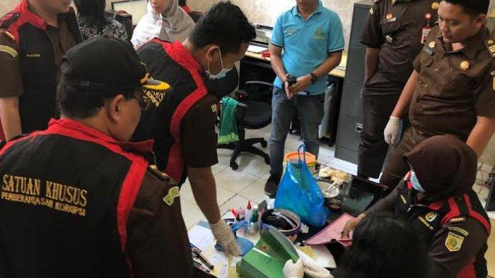 Tim Kejari Jember saat menggeledah kantor ULP di lingkungan Pemkab Jember, Kamis, 20 Juni 2019. (Foto: Ant)