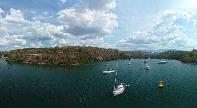 Keindahan Peraian Teluk Saleh Sumbawa, NTB. 