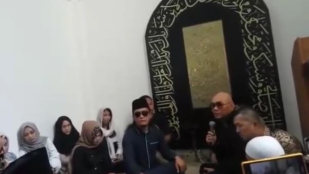 Prosesi Deddy Corbuzier menjadi mualaf dibimbing Gus Miftah. (Foto: YouTube)