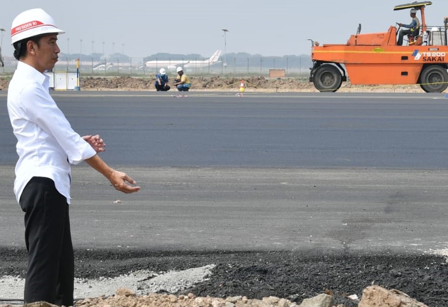 Presiden Jokowi meninjau pembangunan landasan pacu ketiga Bandara Soekarno-Hatta, Jumat, 21 Juni 2019. (Foto: Kris/Biro Pers Setpres)