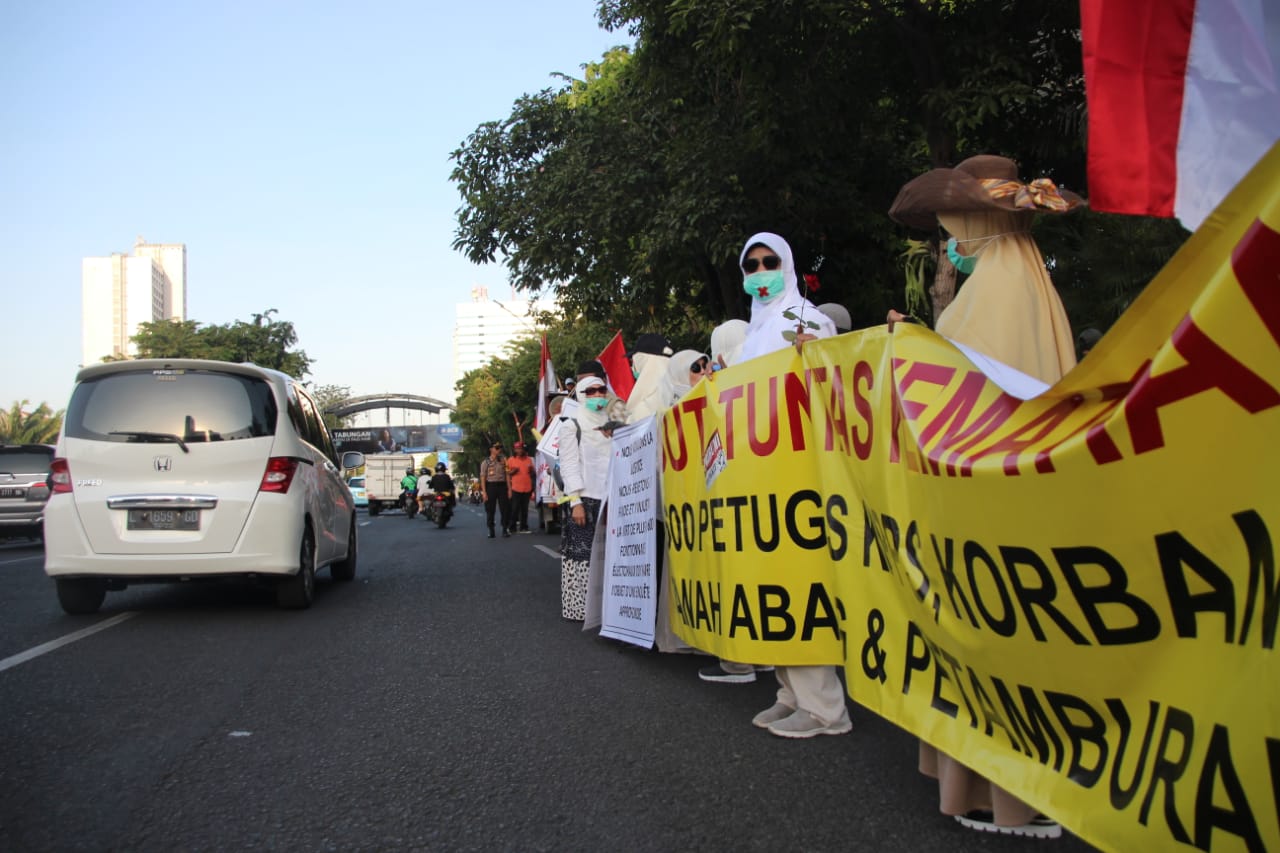 Relawan Prabowo-Sandi berdemo di Surabaya menuntut keadilan di MK. (Foto: Faiq/ngopibareng)