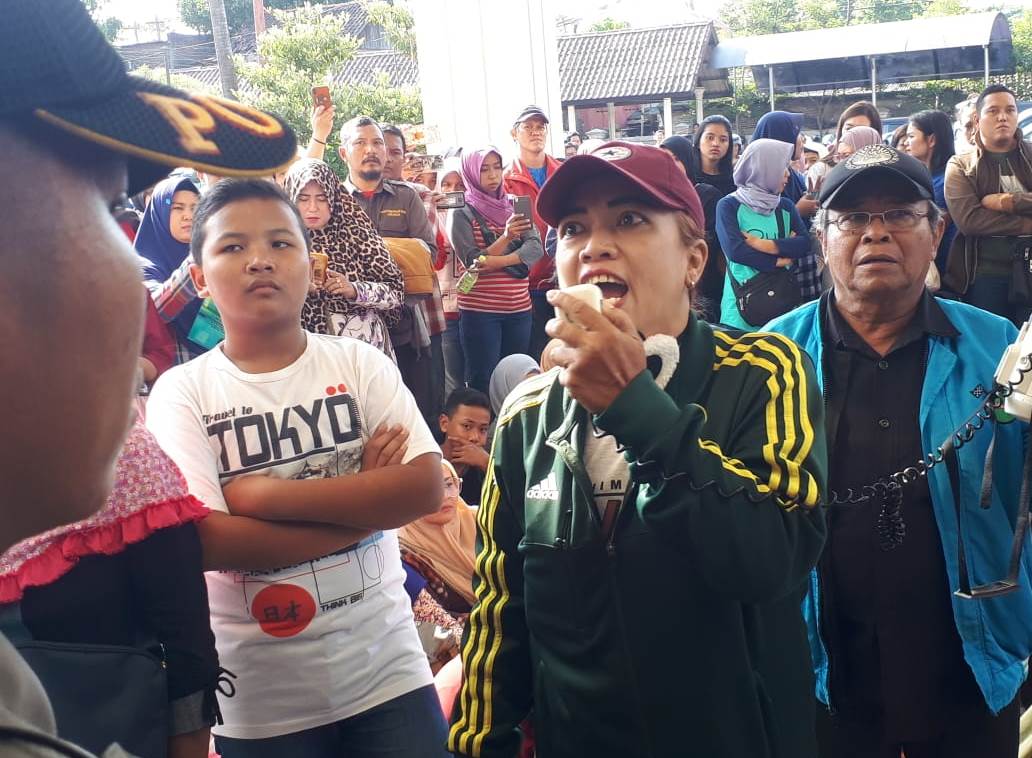 Salah satu wali murid berorasi saat aksi di depan Kantor Dinas Pendidikan Surabaya, 20 Juni kemarin.  (Foto: Alief/ngopibareng.id)