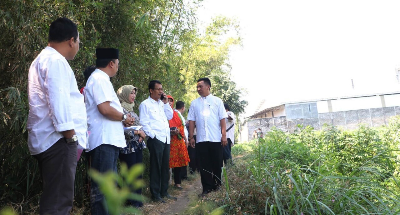 WAWALI HMS Subri (tengsah) saat mendampingi tim dari Kemenkes RI di RSUD dr Mohamad Saleh. (Foto: Humas dan Protokol)