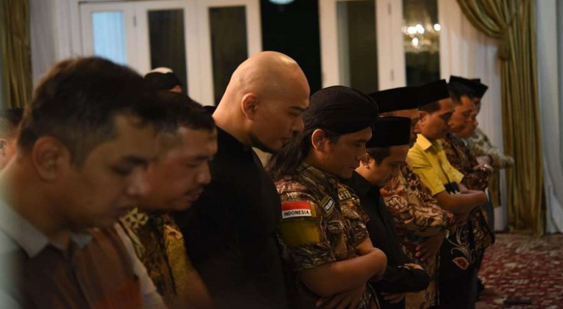 Deddy mengikuti salat magrib berjamaah yang diimami KH Maruf Amin. (Foto: nu for ngopibareng.id)