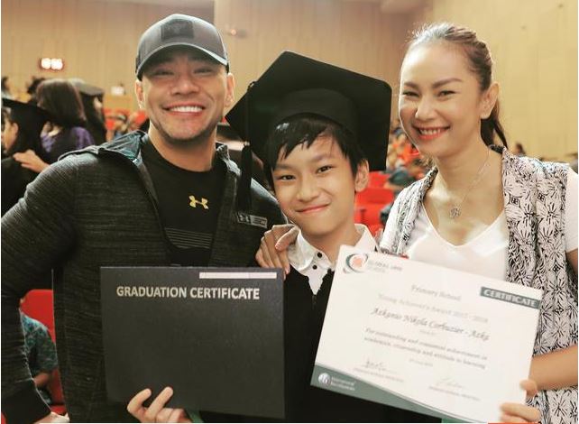 Deddy Corbuzier kompak mengasuh putra semata wayangnya, Azkanio Nikola Corbuzier, bersama mantan istri Kalina Octaranny.