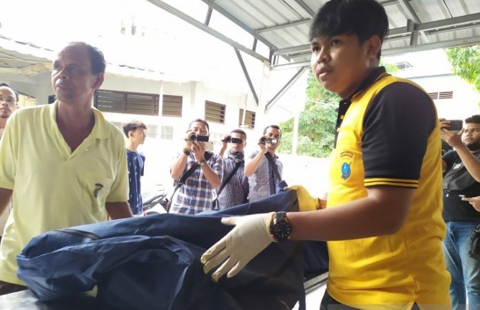 Petugas mengevakuasi korban kebakaran pabrik korek api di Langkat ke RS Bhayangkara Medan, Jumat 21 Juni 2019 (Foto: Antara/Nur Aprilliana Br Sitorus/aa 