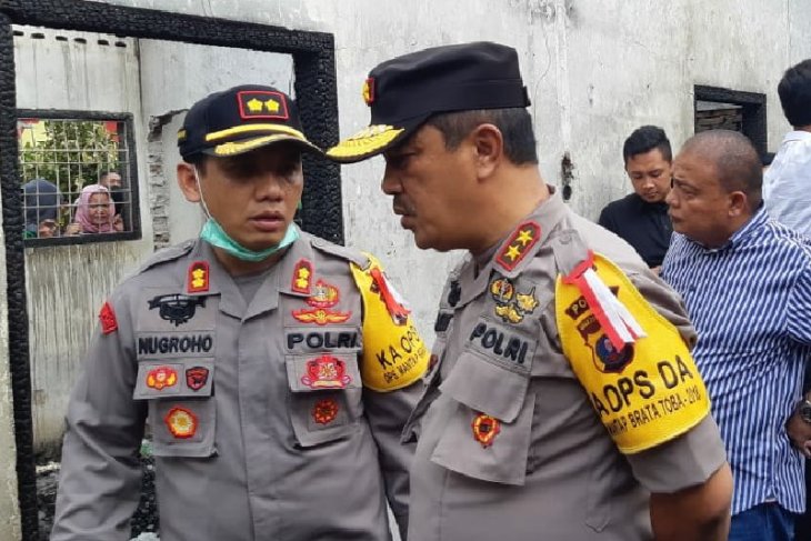 Kapolda Sumatera Utara Irjen Pol Agus Andrianto meninjau lokasi kebakaran pabrik perakitan korek api di Desa Sambirejo, Kecamatan Binjai, Kabupaten Langkat, Jumat 21 Juni. (Foto: Antara Sumut/Istimewa)