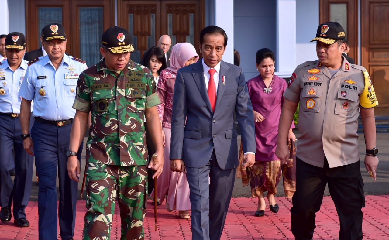 Presiden Joko Widodo saat akan meninggalkan Bandara Halim Kusuma menuju Bangkok. (Foto: Biro Pers Setpres)