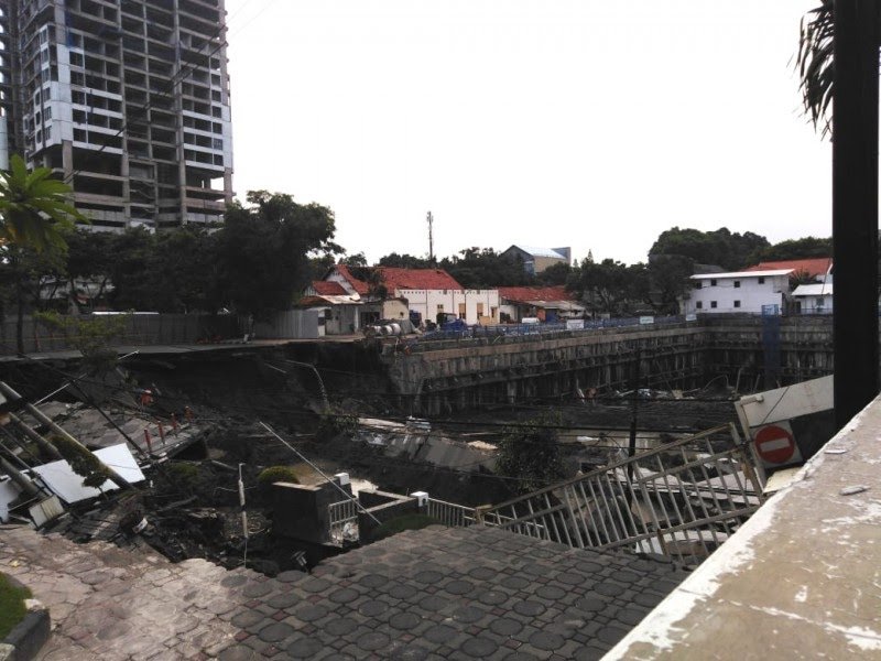 Jalan Raya Gubeng Surabaya yang ambles pada 18 Desember 2018, lalu. (Foto: Farid/ngopibareng.id)