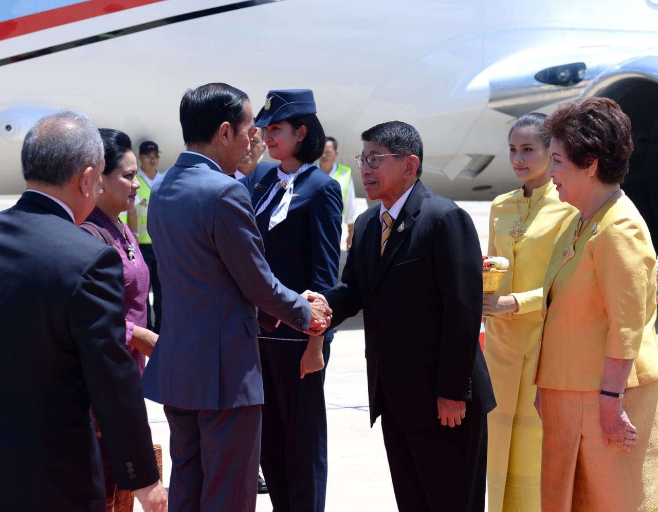 Presiden dan Ibu Iriana disambut Deputi Perdana Menteri Thailand Urusan Legal Wissanu Krea-ngam dan Duta Besar Indonesia untuk Thailand Ahmad Rusdi. (Foto: setneg for ngopibareng.id)