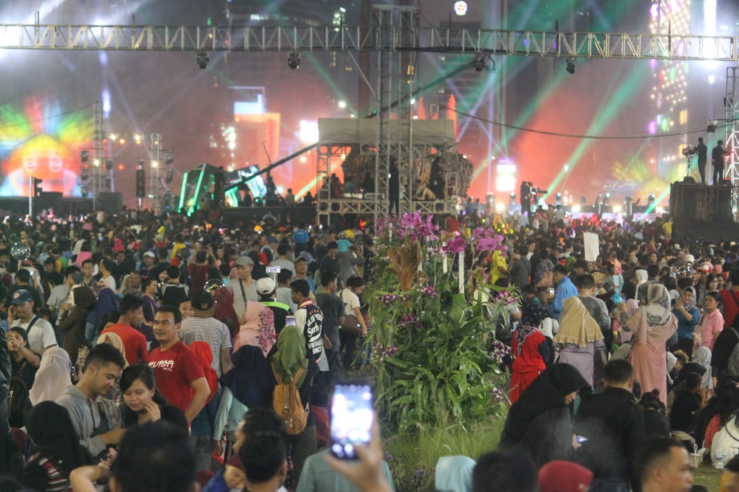 Kawasan Tamrin dan air mancur bundaran Hotel Indonesia Jakarta menjadi lautan manusia merayakan HUT ke 492 DKI Jakarta 22 Juni 2019. (Foto: asmanu/ngopibareng.id)