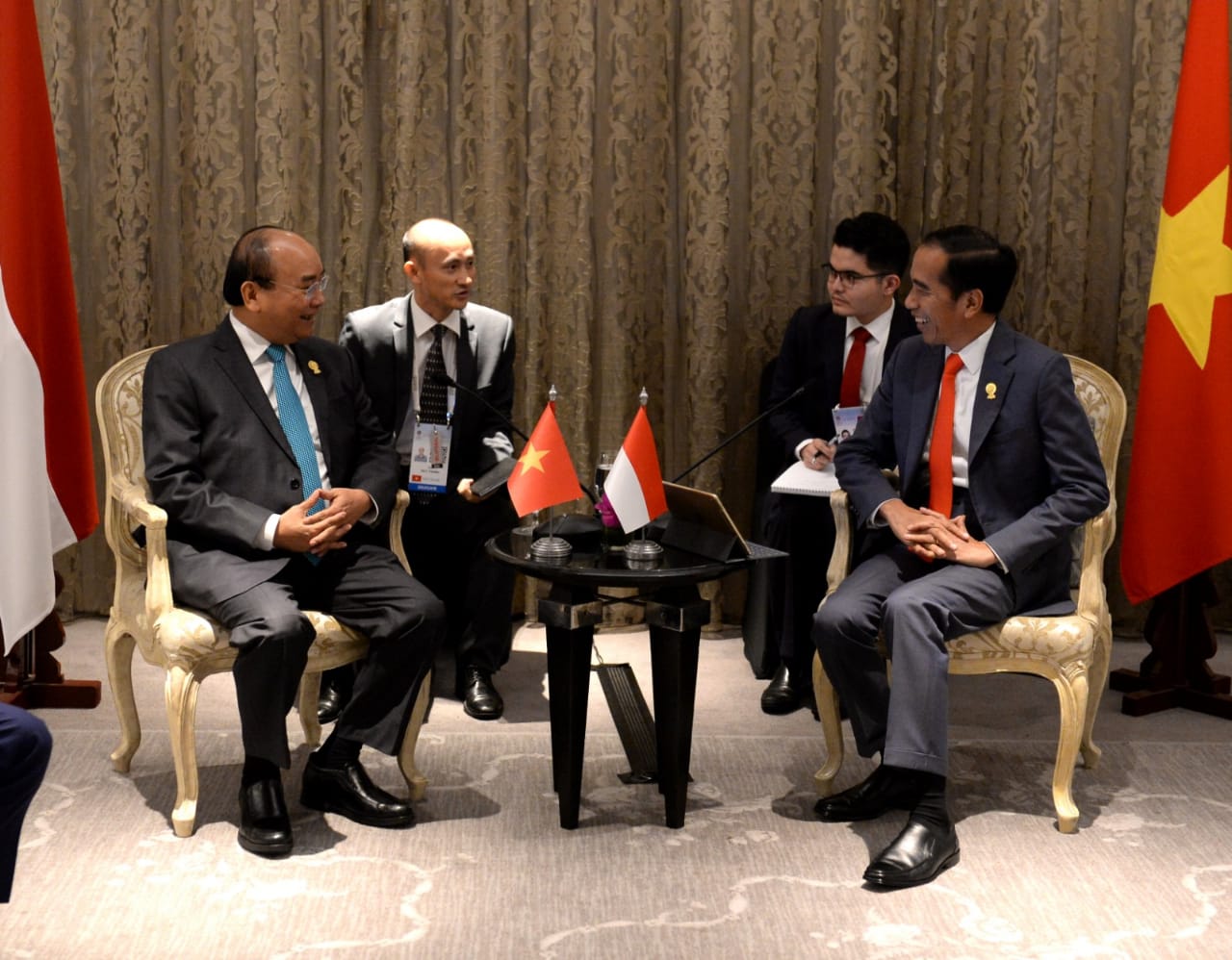 Presiden Joko Widodo bersama Perdana Menteri Viet Nam Nguyen Xuan Phuc bahas ZEE indonesia Viet Nam di Bankok 22 Juni 2019. ( foto Biro Pers Setpres)