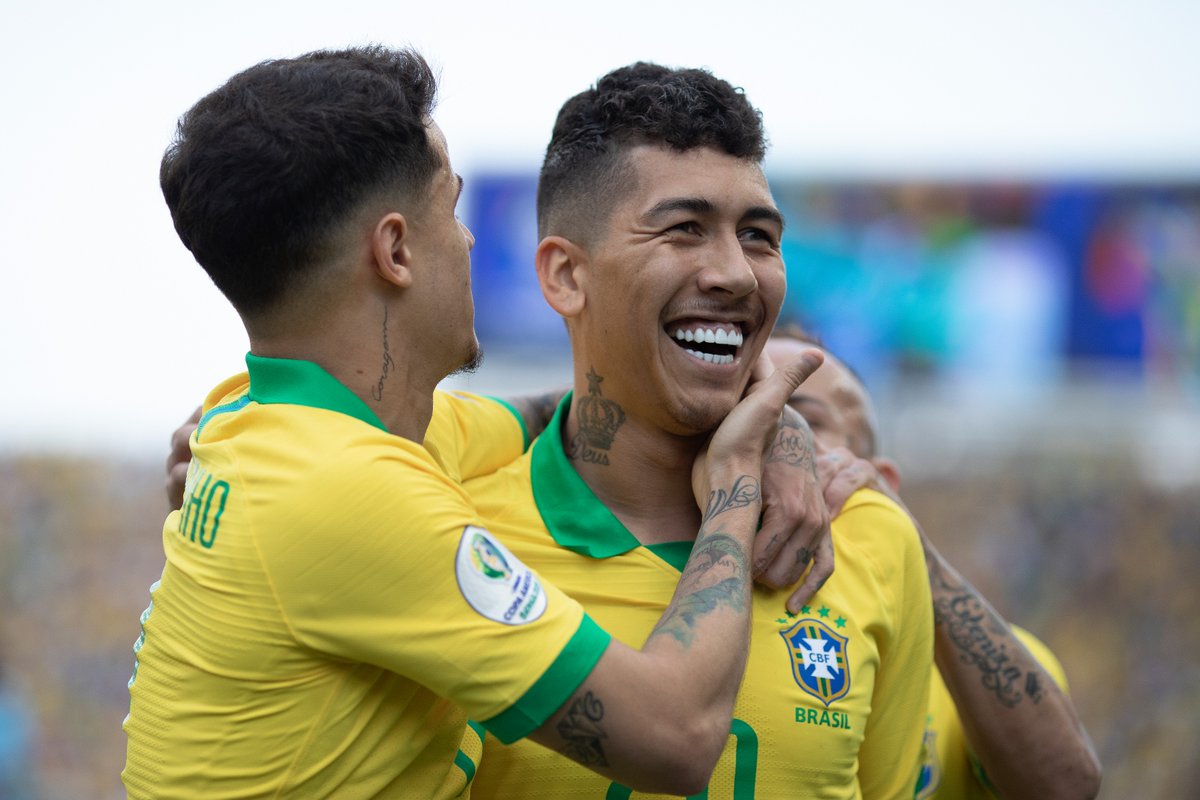 Skuat Brasil (Philippe Coutinho dan Roberto Firmino) merayakan kemenangan besar atas Peru. (Foto: Twitter/@CBF)