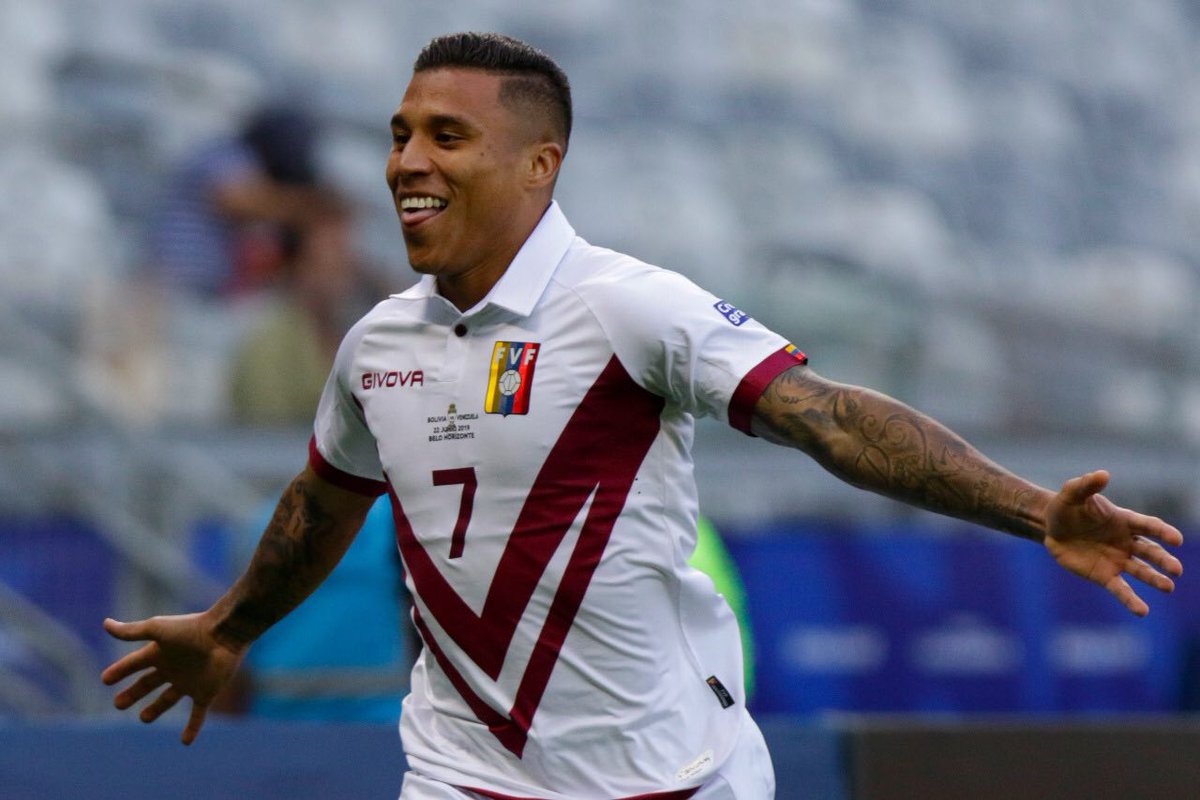 Penyerang Venezuela Darwin Machis melakukan selebrasi setelah mencetak gol ke gawang Bolivia. (Foto: Twitter/@CopaAmerica)