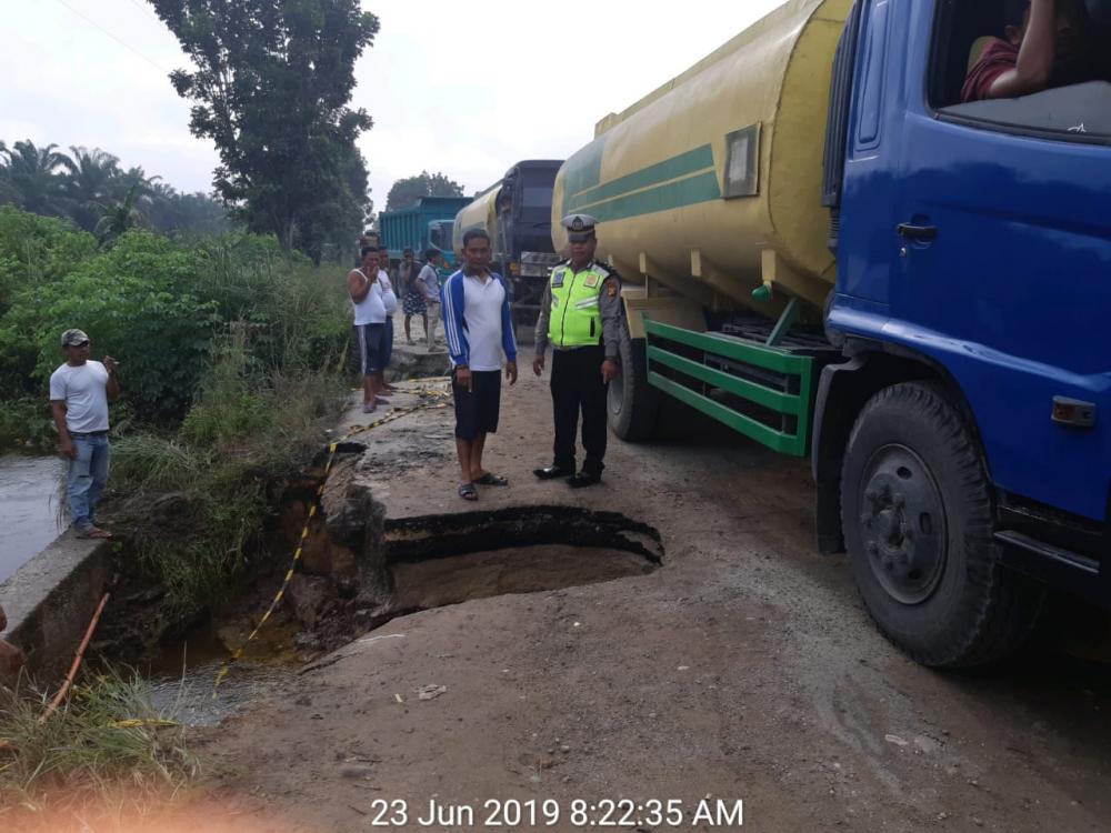 Kondisi jalan yang amblas. (Foto: Polres Kampar)