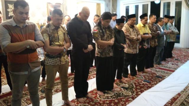 Salat Maghrib berjamaah pertama Deddy Corbuzier diimami Kiai Ma'ruf Amin, Jumat 21 Juni 2019.