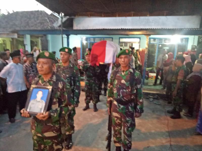 Suasana Pemakaman Almarhum Sertu Samadun Panca Cahyono