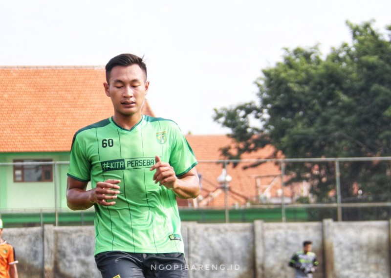 Hansamu Yama cedera dan harus ditarik keluar saat Persebaya menang lawan Borneo FC. (Foto: Haris/@ngopibareng.id)