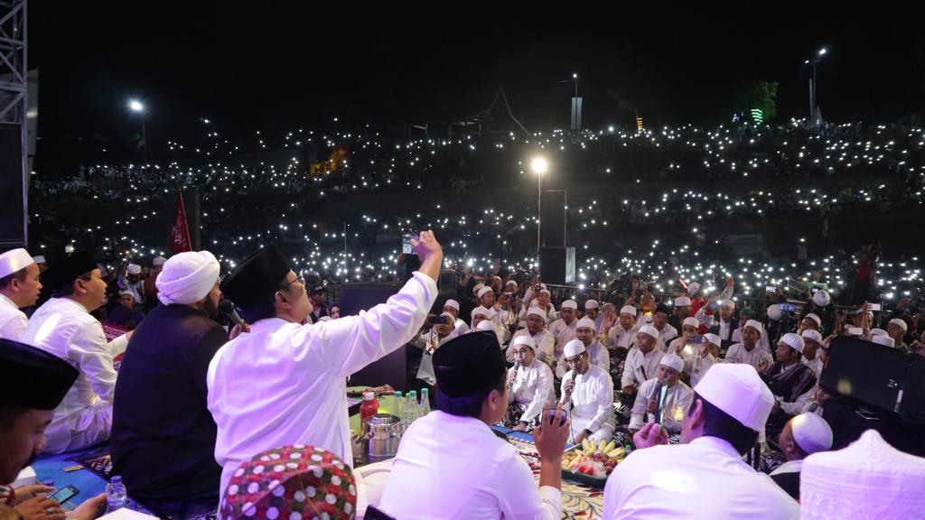 Ribuan Jemaah saat mengikuti Halal bi Halal dan Shalawatan di Ngopibareng di Pintulangit, Ledug, Prigen, Pasuruan, Minggu 23 Juni 2019. (Foto: Istimewa)