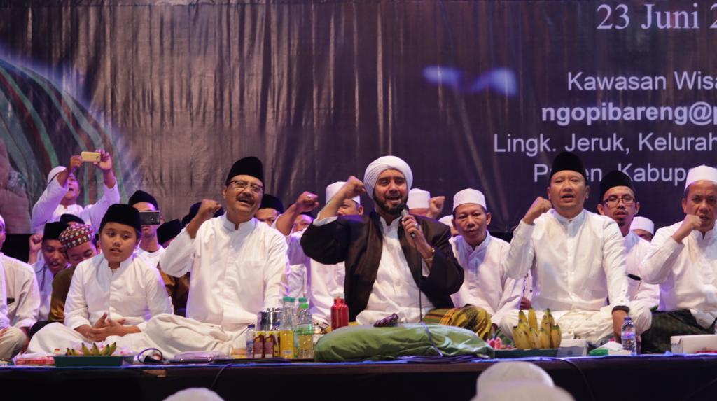 Habib Syech bersama Saifullah Yusuf (Gus Ipul) dan Bupati Pasuruan Irsyad Yusuf (dua kanan) saat Sholawatan di Ngopibareng di Pintulangit. (Foto: istimewa)