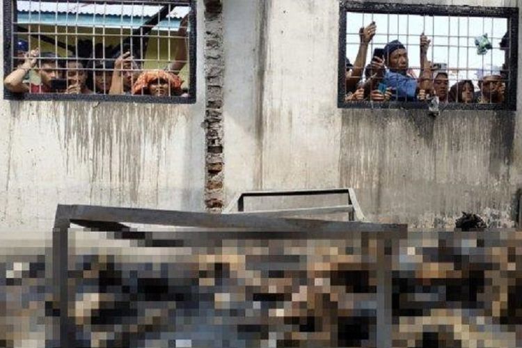 Warga melihat korban kebakaran pabrik korek api tewas terpanggang. (Foto: Antara)