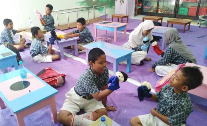 Murid-murid berkebutuhan khusus sedang belajar bersama murid-murid normal di SDN Ketintang 2 Surabaya. (Foto:Ano)