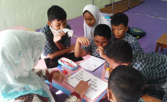 Murid-murid berkebutuhan khusus sedang belajar bersama murid-murid normal di SDN Ketintang 2 Surabaya. (Foto:Ano)