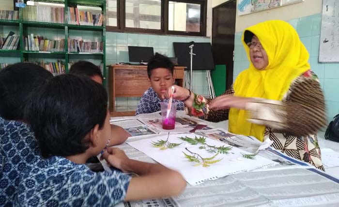 Murid-murid berkebutuhan khusus sedang belajar bersama murid-murid normal di SDN Ketintang 2 Surabaya. (Foto:Ano)